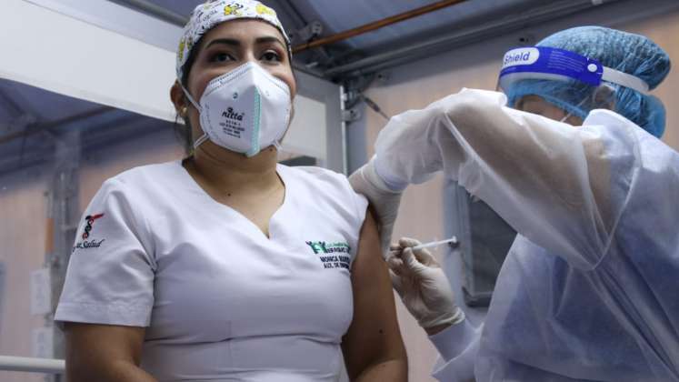 La auxiliar de enfermería Mónica Johana Mantilla León figuró entre las primeras personas en ser vacunadas contra el coronavirus, en el Hospital Erasmo Meoz. / Fotos Luis Alfredo Estévez