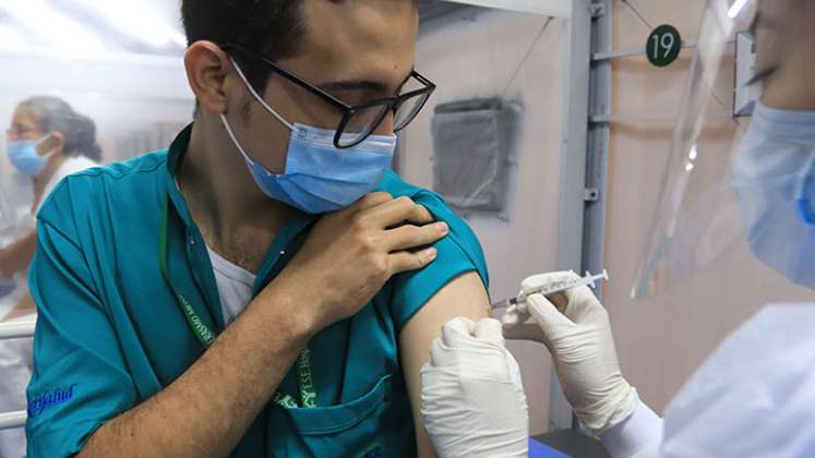 Ayer fueron vacunados cerca de 375 funcionarios de la salud completando el 95% del personal asistencial del Hospital Erasmo Meoz.  /Foto Luis Alfredo Estévez/ La Opinión 