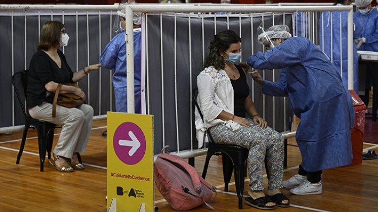 Los trabajadores de la salud están siendo vacunados con la vacuna Sputnik V contra COVID-19, en la cancha de baloncesto del club argentino River Plate, debajo de la tribuna del estadio Monumental, en Buenos Aires 