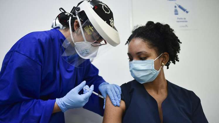 El sábado pasado Colombia recibió 192.000 vacunas chinas de Sinovac. /Foto: AFP 
