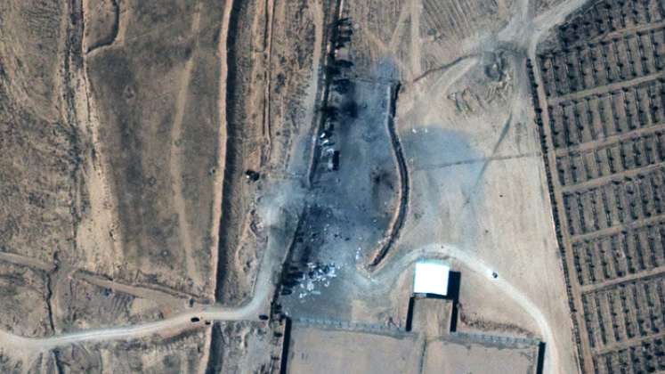  imagen satelital tomada y publicada por Maxar Technologies el 26 de febrero de 2021 muestra las consecuencias de los recientes ataques aéreos estadounidenses contra un pequeño grupo de edificios en un cruce no oficial en la frontera entre Siria e Irak cerca de Alm-Qaim, Irak