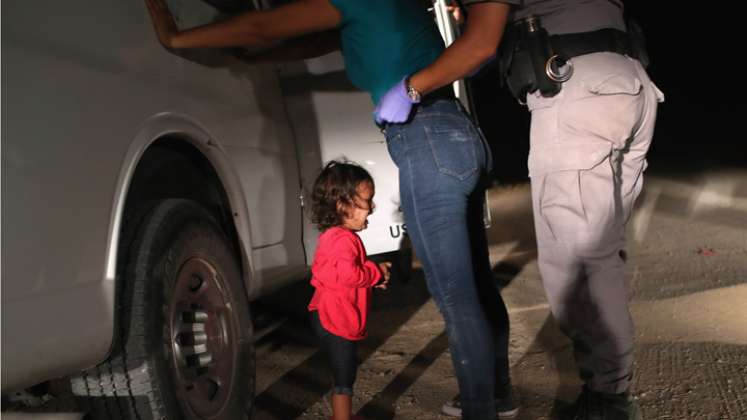 En esta foto de archivo, tomada el 11 de junio de 2018, una niña hondureña de dos años llora mientras su madre es registrada y detenida cerca de la frontera entre Estados Unidos y México en McAllen, Texas. / Foto: AFP