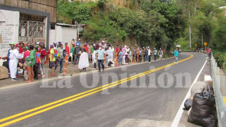 Más 15 mil caminantes venezolanos transitan entre Pamplona y Bucaramanga en el mes. / Foto: Roberto Ospino