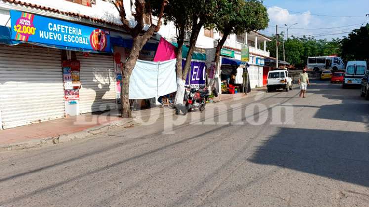 Los establecimientos comerciales permanecían cerrados la tarde de ayer, en el barrio Nuevo Escobal, bajo la presencia de la Policía.
