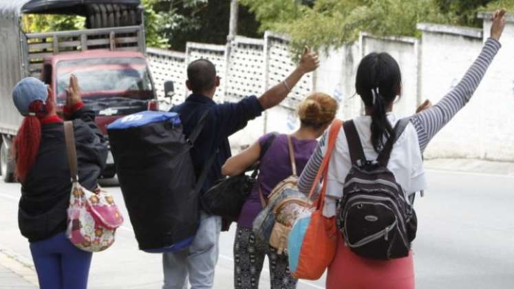 Migrantes venezolanos esperan por el nuevo estatuto