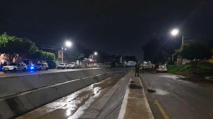 Las autoridades inspeccionaron la escena del crimen en el Canal Bogotá.