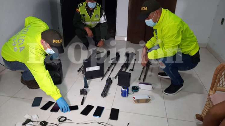 Las autoridades judiciales decomisaron celulares y equipos tecnológicos que fueron hallados en el sitio. / Foto: Policía Nacional