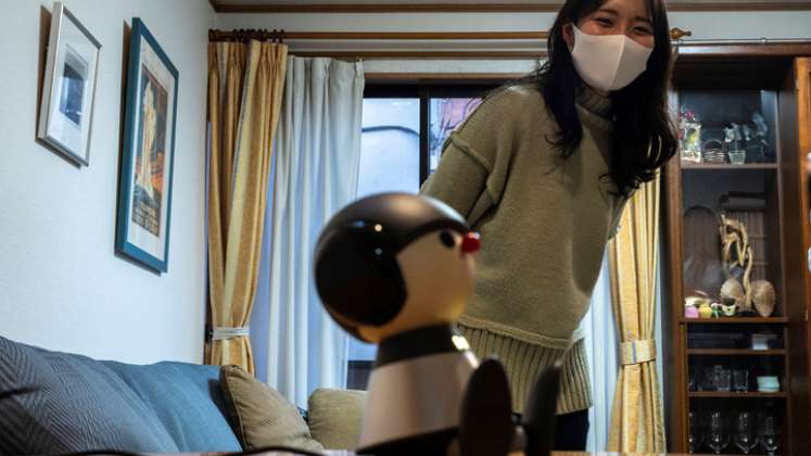 El robot de comunicación Charlie en el apartamento de Nami Hamaura en Tokio. / Foto: AFP