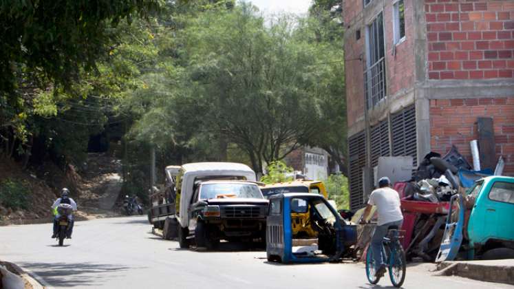 Entrada por el sector de Las Chiveras, donde latas de autos viejos están dispuestas por la calle. / Foto: Alfredo Estévez