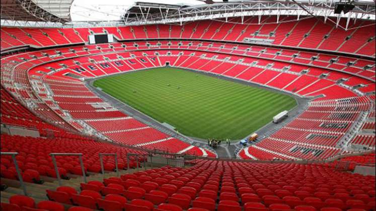 Wembley alberga importantes partidos de fútbol. Incluyendo partidos locales de la selección de fútbol de Inglaterra, y la final de la Copa FA.