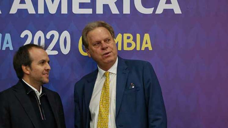 Ernesto Lucena (izquierda), Ministro del Deporte y Ramón Jesurún presidente de la FCF.
