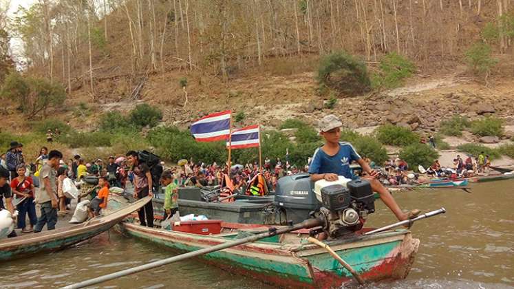 Río Salween hacia Tailandia para buscar refugio después de los ataques aéreos en el estado de Karen.