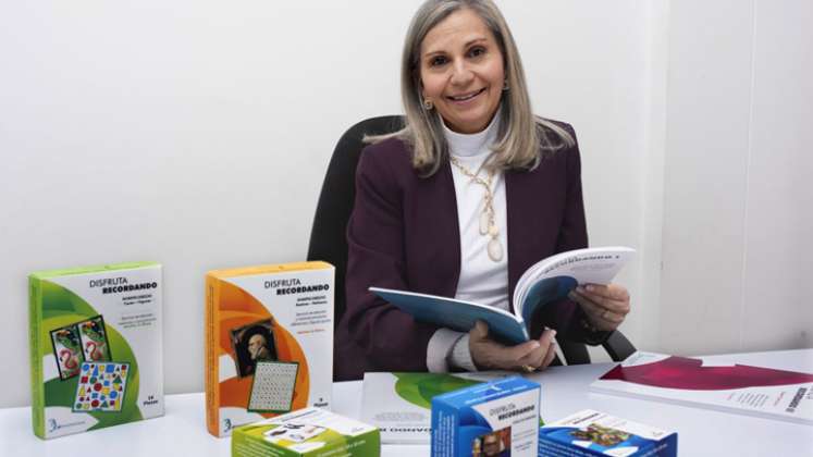 Elizabeth Gómez ha desarrollado libros y juegos para ejercitar la memoria de los enfermos de Alzheimer. / Foto: Cortesía