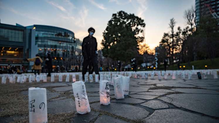 A las 2:46 pm, hora en la que el sismo sacudió el noreste del país aquel 2011, se guardó un minuto de silencio en todo Japón. / Foto: AFP