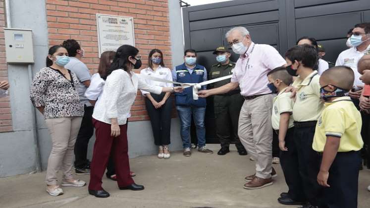 Inauguran colegio oficialmente en Cuberos Niño/ Luis Alfredo Estévez/ La Opinión 