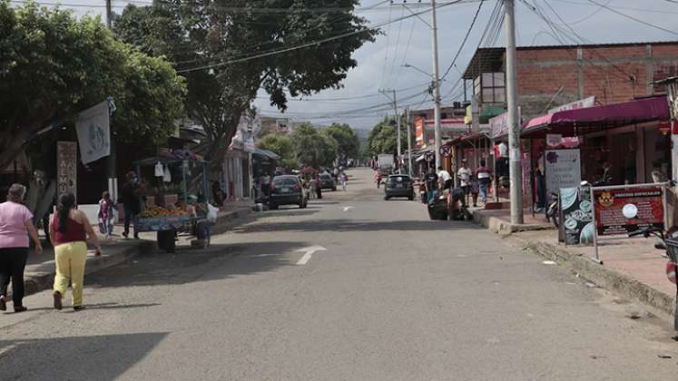 Avenida principal del barrio, que separa a La Cordialidad de La Sabana / Foto Luis Alfredo Estévez / La Opinión.