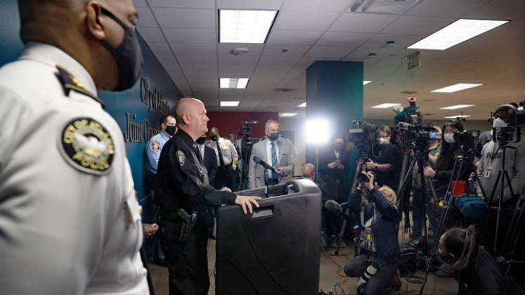 Las autoridades civiles y policiales de Atlanta informan a los periodistas sobre los tiroteos de la noche del martes que dejaron ocho muertos entre éstos seis mujeres./Foto: AFP