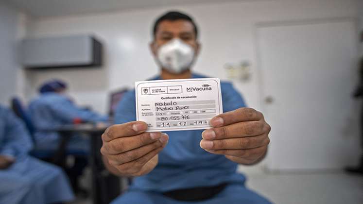  El médico Norberto Medina muestra un cer. Foto: AFP
