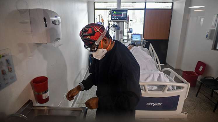 El médico Norberto Medina atiende a un paciente con COVID-19 en una unidad de cuidados intensivos en Bogotá. Foto: AFP