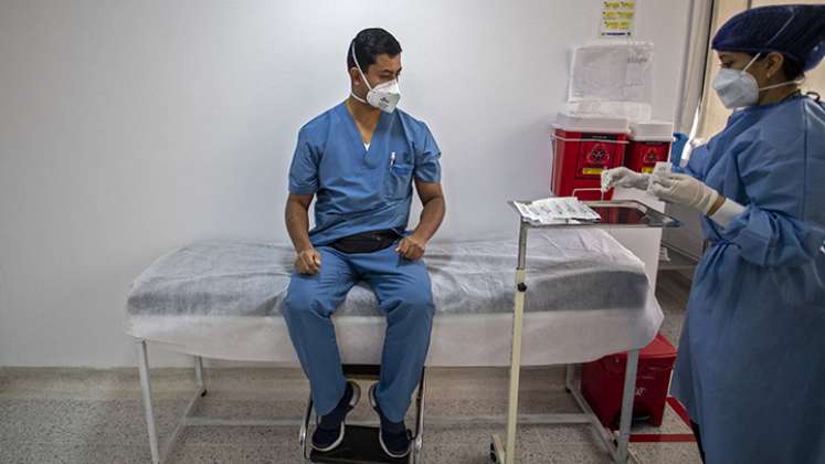 El médico Norberto Medina recibe la primera dosis de la vacuna COVID-19. Foto: AFP