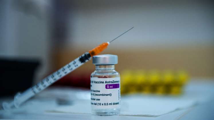 La OMS recomendó no suspender la vacunación contra el COVID-19 con la AstraZeneca./FOTO: AFP
