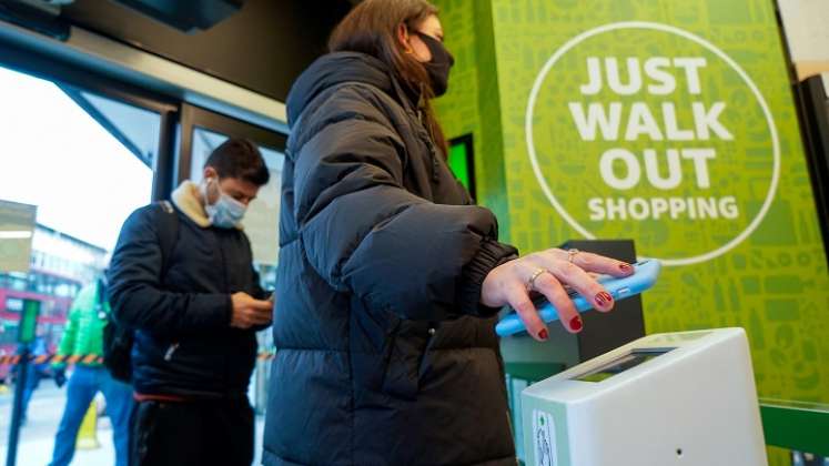  Se permite a los clientes hacer sus compras sin pasar por caja. / Foto: AFP