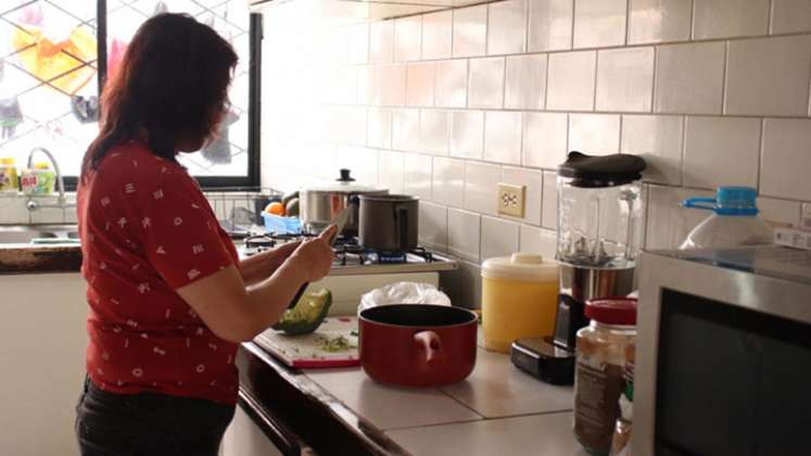 La sobrecarga de trabajos domésticos les impide a las mujeres dedicar tiempo a estudiar, trabajar o descansar. / Foto Archivo La Opinión 