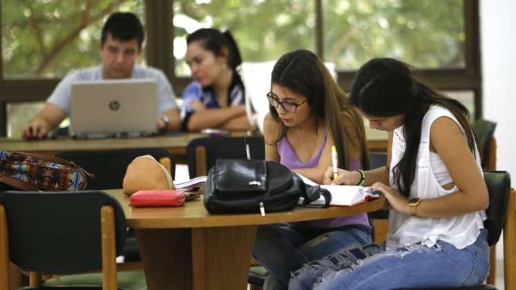 Los estudiantes universitarios podrían recibir una remuneración por sus prácticas en entidades del Estado. /Foto Archivo La Opinión