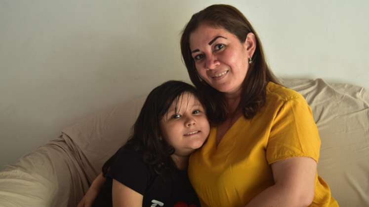 Carolay Vivas y su hija Virginia Victoria, superado el cáncer, ahora luchan contra la hepatitis B. / Foto: Pablo Castillo