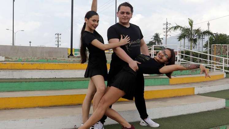 Julián con dos de sus alumnas en una demostración de baile clásico./ Foto Alfredo Estévez/La Opinión