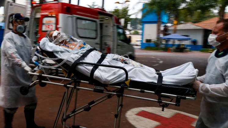 Un paciente de COVID-19 llega en ambulancia a un hospital instalado en un gimnasio deportivo, en Santo Andre, estado de Sao Paulo, Brasil. / Foto: AFP