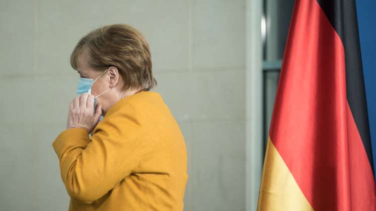 Merkel indicó que la variante británica puso en una "nueva pandemia" a Alemania, que ha superado la barrera de las 75.000 muertes debidas al coronavirus. / Foto: AFP