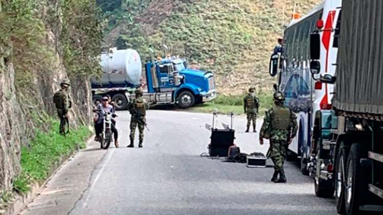 Soldados de la Trigésima Brigada del Ejército descartaron que el vehículo atravesado en el sector La Curva tuviera explosivos