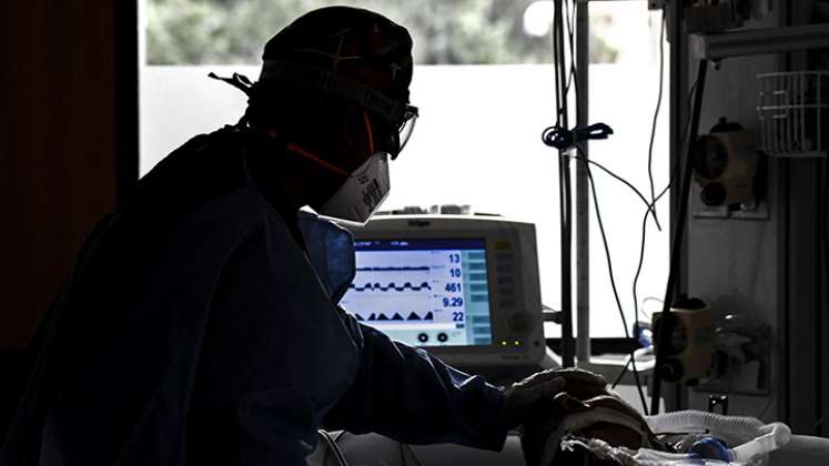 El médico de cuidados intensivos Medina, de 41 años, quien era paciente crítico de COVID-19, donó plasma y dice que el hecho de estar a punto de morir reafirmó su vocación. Foto: AFP