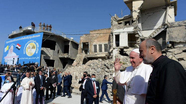 El Papa Francisco saluda cerca de las ruinas de la iglesia católica siríaca de la Inmaculada Concepción, en la ciudad vieja del norte de Mosul. 