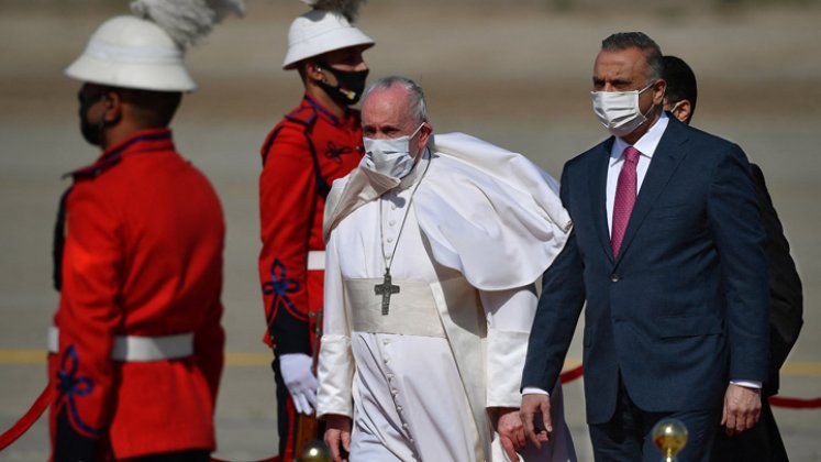 Entre fuertes medidas de seguridad y con mascarilla por las medidas ante la pandemia de COVID-19, el papa de 84 años viajó como "un peregrino de la paz". / Foto: AFP 