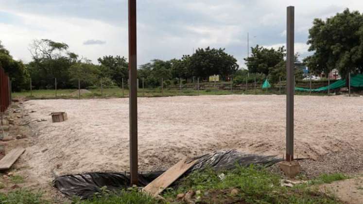 Los trabajos en cancha de fútbol arena que construye el IMRD están parados./Foto Alfredo Estévez