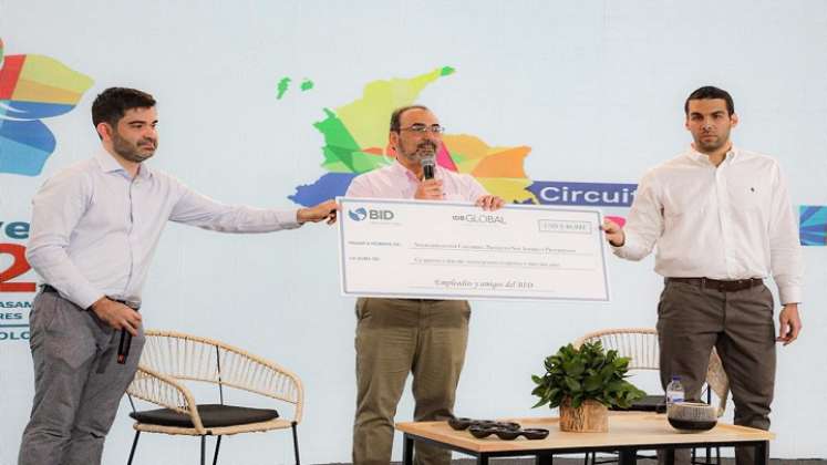  Empleados y amigos del BID entregaron un cheque para las obras de reconstrucción de San Andrés, en cabeza del director ejecutivo del Banco para Colombia y Perú, Sergio Díaz-Granados.