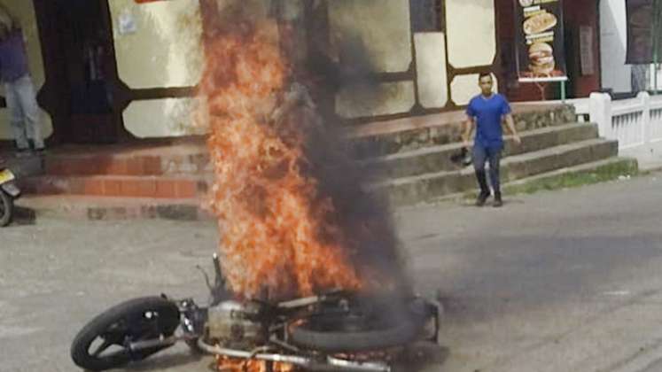 Los vecinos de Sevilla quemaron la motocicleta en la que llegaron los atracadores.
