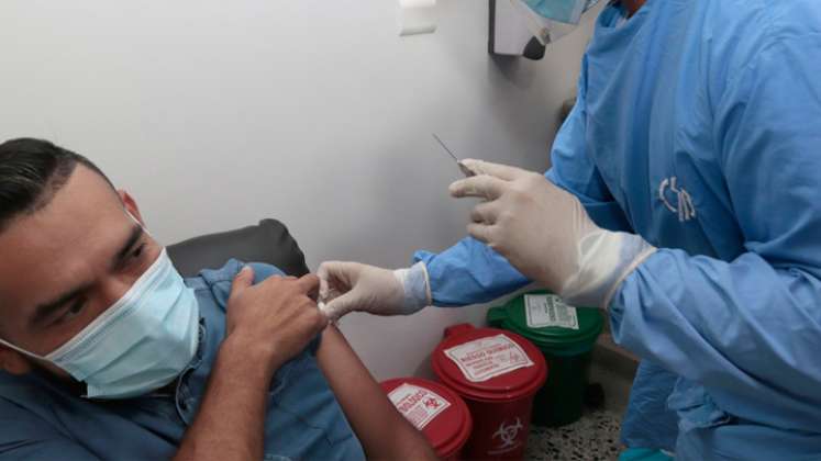 En la clínica Santa Ana, sede norte, empezó ayer en la tarde la vacunación del personal que atiende a pacientes contagiados de coronavirus, con la vacuna de Pfizer.