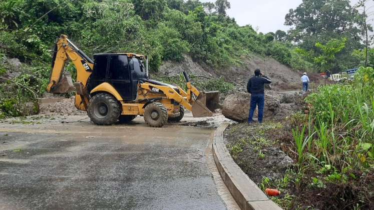 Desprendimiento de rocas y lodo sobre las vías han dejado incomunicados a varios sectores del departamento. / Foto cortesía