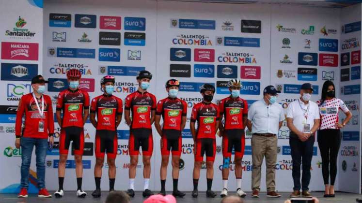 Corredores rojinegros en la Vuelta de la Juventud 2021. 