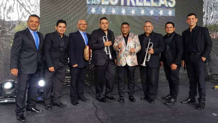 José López con los integrantes del ‘El combo del Indio’ cuando se presentaron en ‘El show de las estrellas’ de Jorge Barón./FOTO: Cortesía