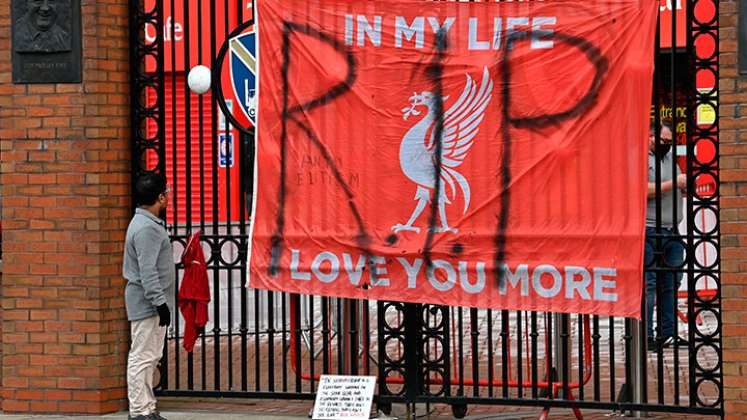 Fans del Liverpool protestaron ante la sede de su equipo. 