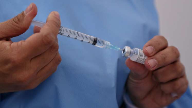 OMS insistió en el uso de la vacuna AstraZeneca para combatir la COVID-19./FOTO: Colprensa