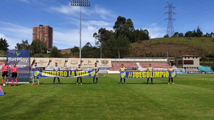 Los jugadores de Águilas Doradas de Rionegro protestaron y exigieron preservar la salud y el juego limpio. / Foto: Colprensa