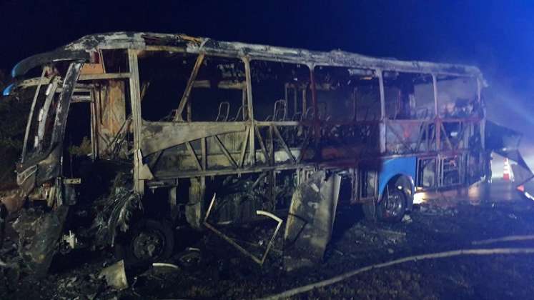 El bus quedó totalmente destrozado por las llamas.