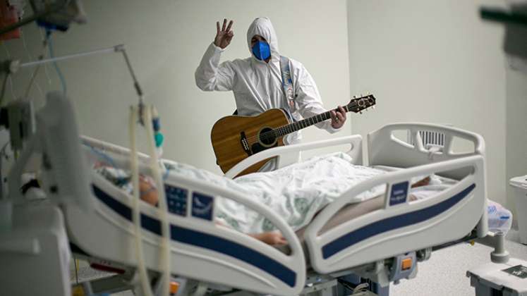En Belén de Pará (Brasil) se recurre a la música como parte de la terapia para aliviar a las víctimas de la pandemia./Foto Afp