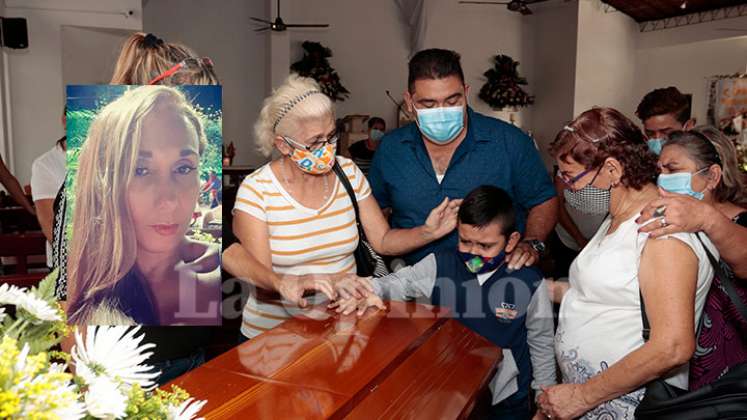 En medio de evidentes gestos de dolor y resignación, familiares y amigos despidieron a Shirley Ruiz.