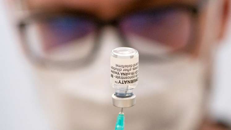 La vacunación en el mundo avanza, al tiempo que en algunos países llega una tercera ola de casos de COVID-19.